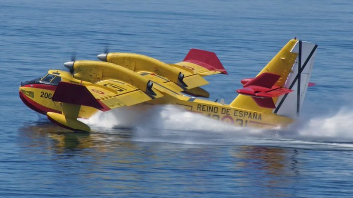 İspanyol Canadair yangın söndürme uçağı 