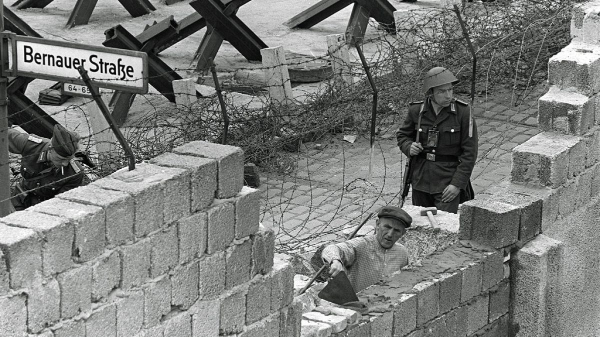 Kőműves dolgozik a berlini falon 1962-ben
