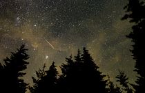 A NASA által közreadott kép a Perseidák meteorrajról a Tejút közelében, Nugat-Virginia legmagasabb pontja, a Spruce Mountain hegygerinc 1482 méter magas Spruce Knob nevű csúcs