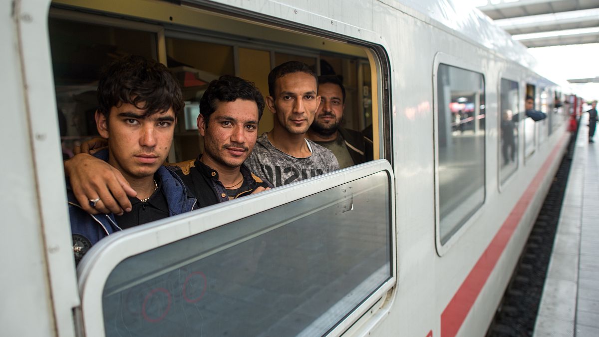 لاجئون من أفغانستان في محطة القطار المركزية في ميونيخ، ألمانيا