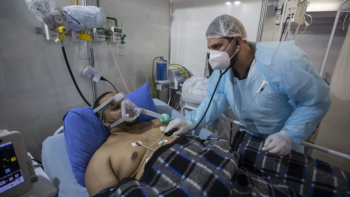 مصاب بـ"كوفيد-19" يتلقّى العلاج في إحدى المشافي قرب العاصمة البرازيلية ساو باولو