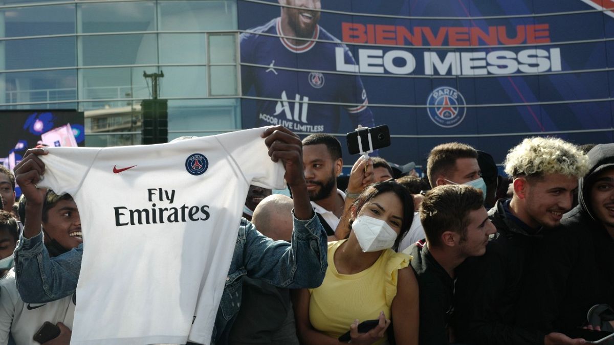 مشجعو باريس سان جيرمان خارج ملعب بارك دي برينس قبل المؤتمر الصحفي لليونيل ميسي في باريس، فرنسا. 