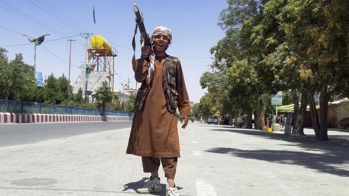 Tálib harcos pózol a frissen elfoglalt Ghazniban
