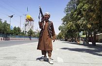 Rebelde posa para a foto enquanto patrulha a recém tomada cidade de Ghazni