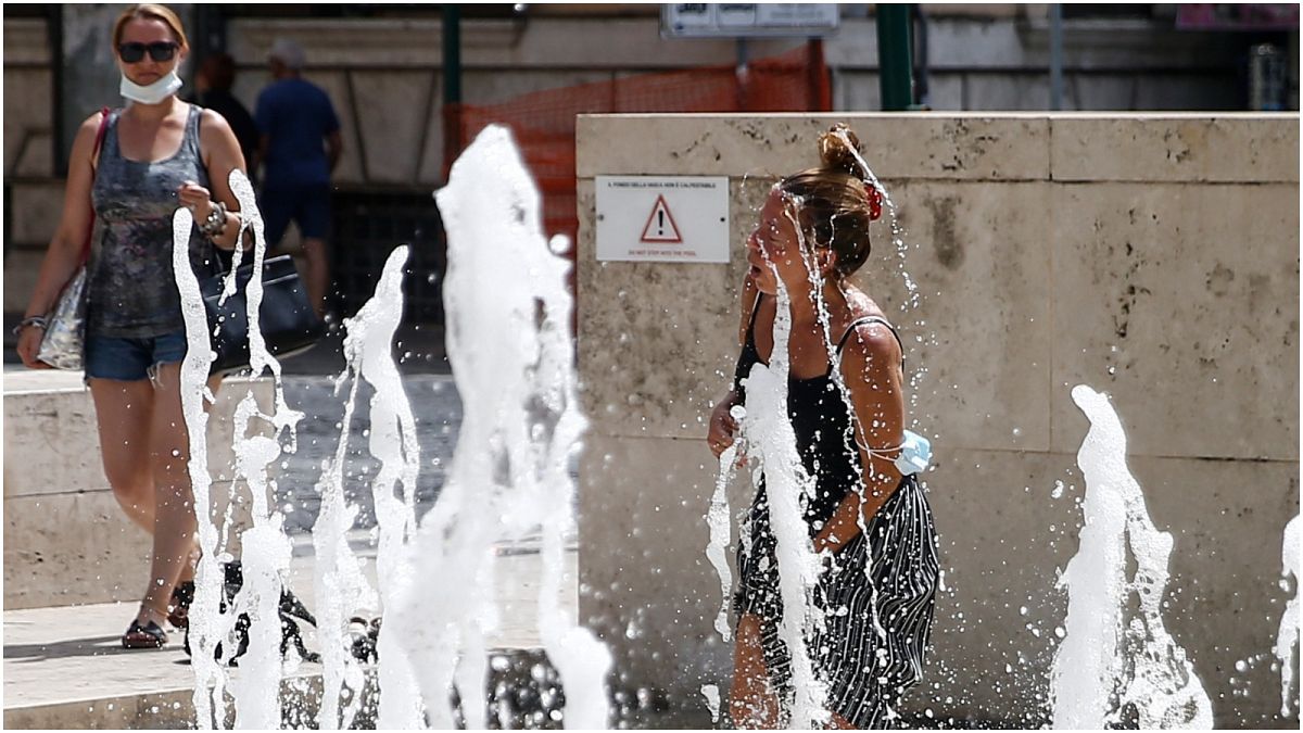 امرأة  تعرّض جسدها لمياه نافورة "آرا باسيس" في وسط مدينة روما، الأربعاء ، 11 آب/أغسطس، 2021. بسبب موجة الحر التي تشهدها البلاد والمستمرة حتى نهاية الأسبوع
