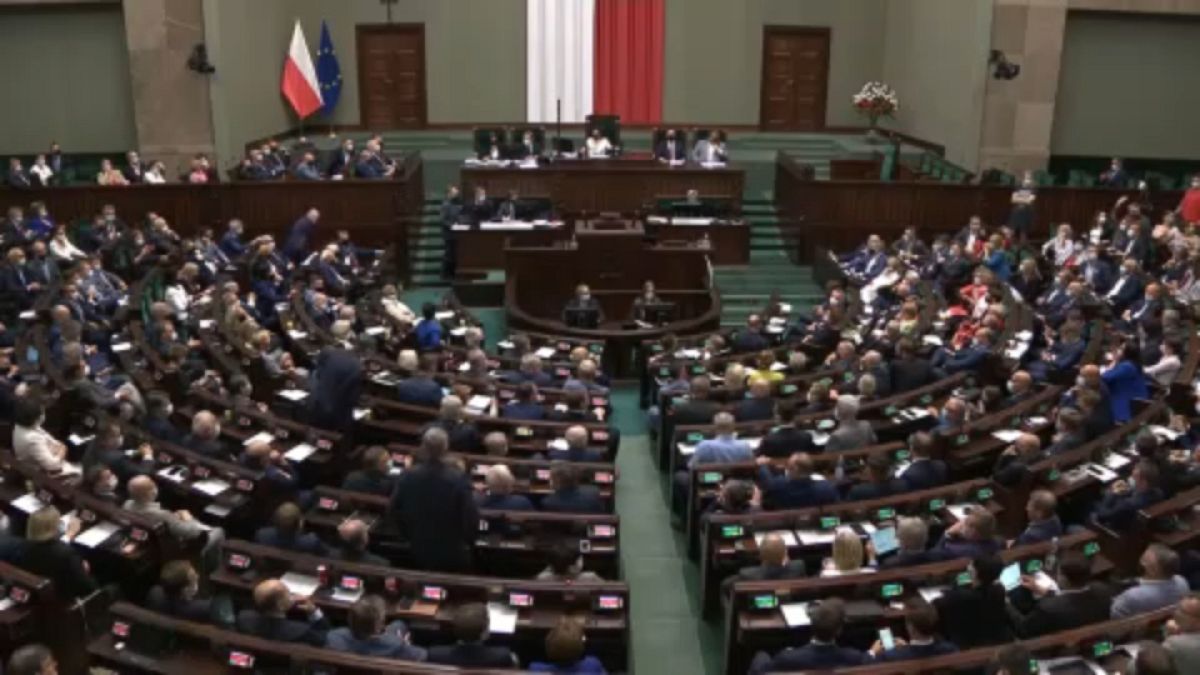 Lengyel alsóházi szavazás a médiatörvényről való döntés elhalasztásáról