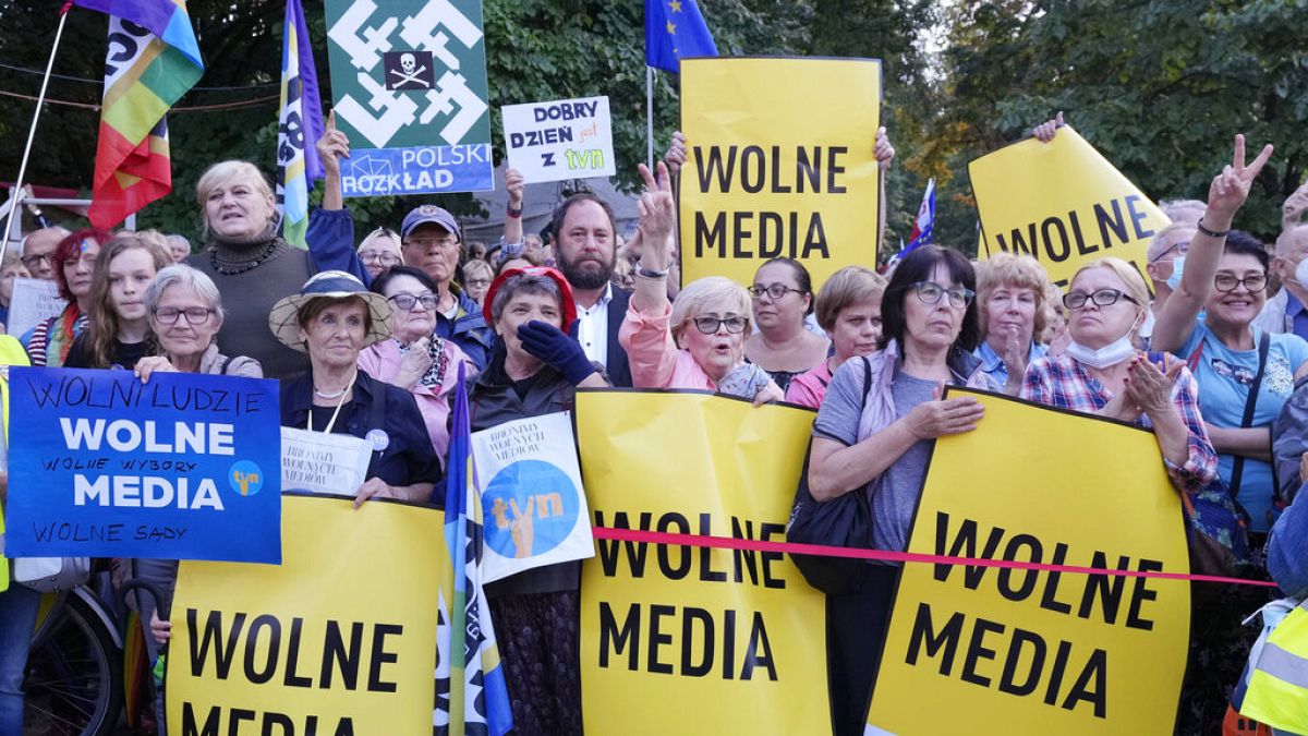 Manifestation à Varsovie pour dénoncer le projet de loi controversée sur les médias, le 10/08/2021