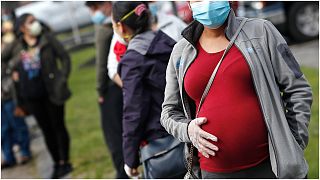 المراكز الأمريكية لمكافحة الأمراض والوقاية منها توصي الحوامل بتلقي لقاحات الوقاية من "كوفيد-19"
