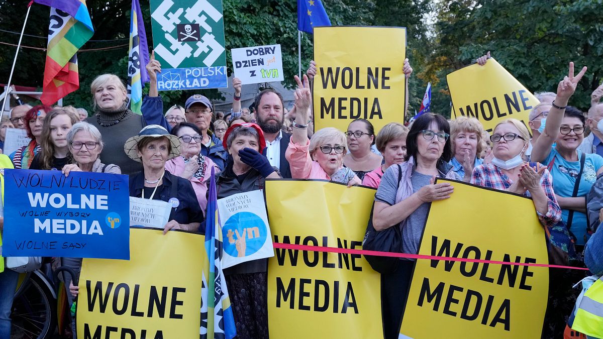 Polonya Parlamentosu önünde gösteri düzenleyen ve ellerinde 'özgür basın' yazılı pankartlar taşıyan eylemciler