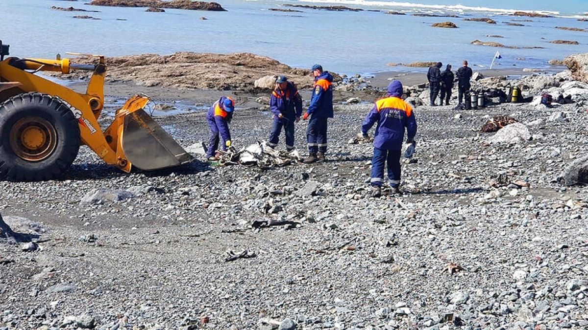 Rusya: Kamçatka'da turistleri taşıyan helikopter göle düştü