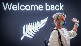Passagierin nach dem Flug von Neuseeland nach Australien. Diese Reisemöglichkeit gibt es im Moment nicht mehr