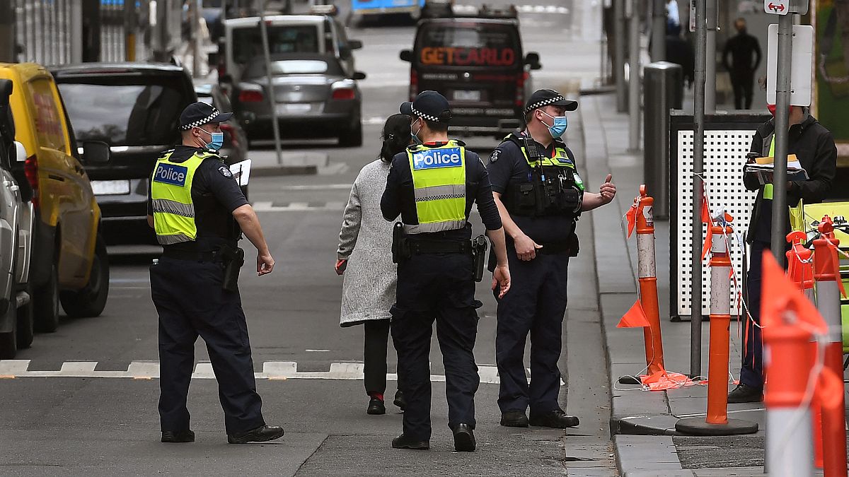 دوريات للشرطة الأسترالية في أحد شوارع ملبورن، ثاني أكبر مدينة في أستراليا بعد أوامر البقاء في المنزل لمدة أسبوع آخر على الأقل.