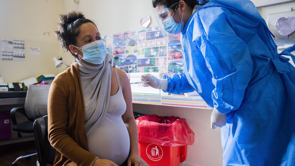 تزریق واکسن کرونا به یک زن باردار در اروگوئه