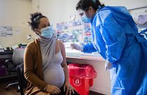 تزریق واکسن کرونا به یک زن باردار در اروگوئه