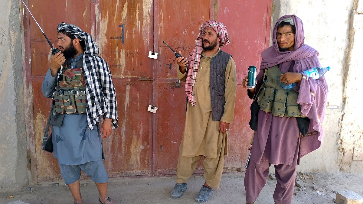 مقاتلو حركة طالبان الأفغانية عند نقطة تفتيش داخل مدينة فراه، عاصمة إقليم فرح في جنوب غرب أفغانستان.