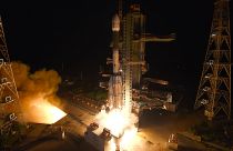 مركبة إطلاق الأقمار الصناعية المتزامنة مع الأرض تحمل قمرا صناعيا لرصد الأرض في مركز ساتيش داوان للفضاء في سريهاريكوتا في الهند.