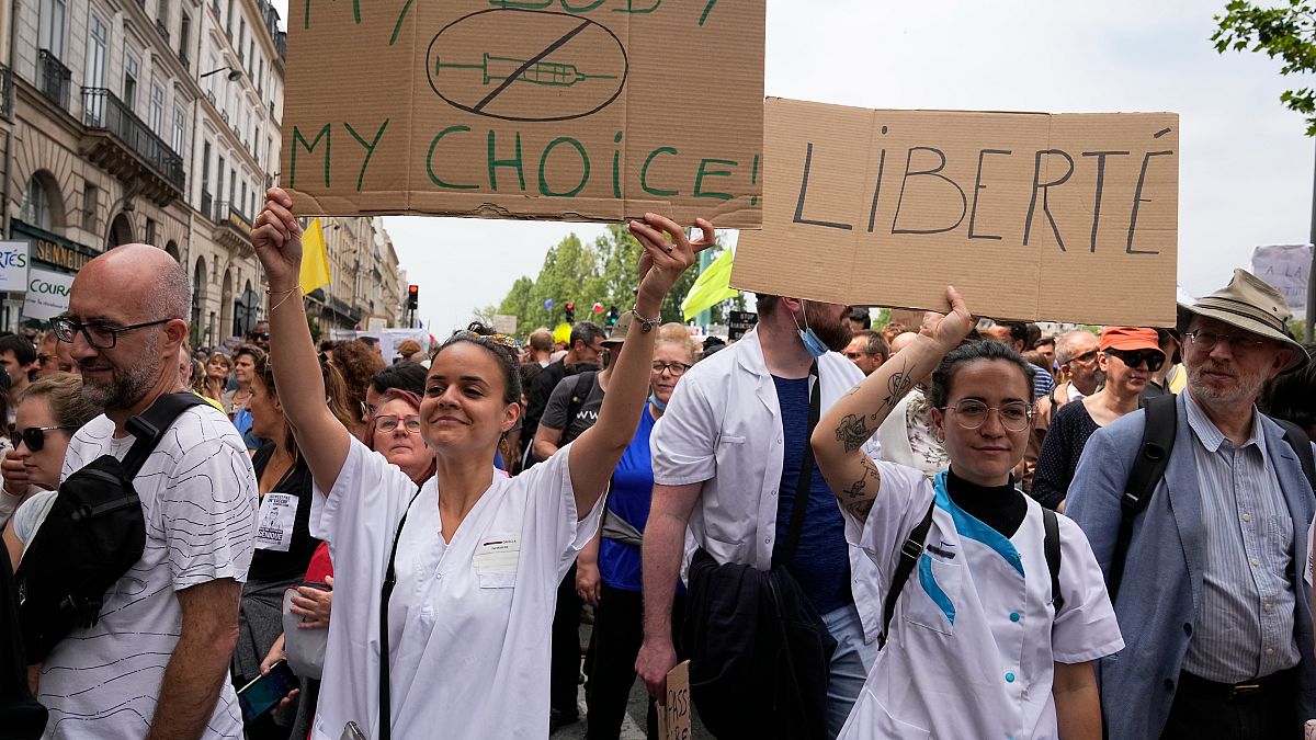 Des infirmières et leur panneau lors d'une manifestation anti-pass sanitaire à Paris le 17 juillet 2021
