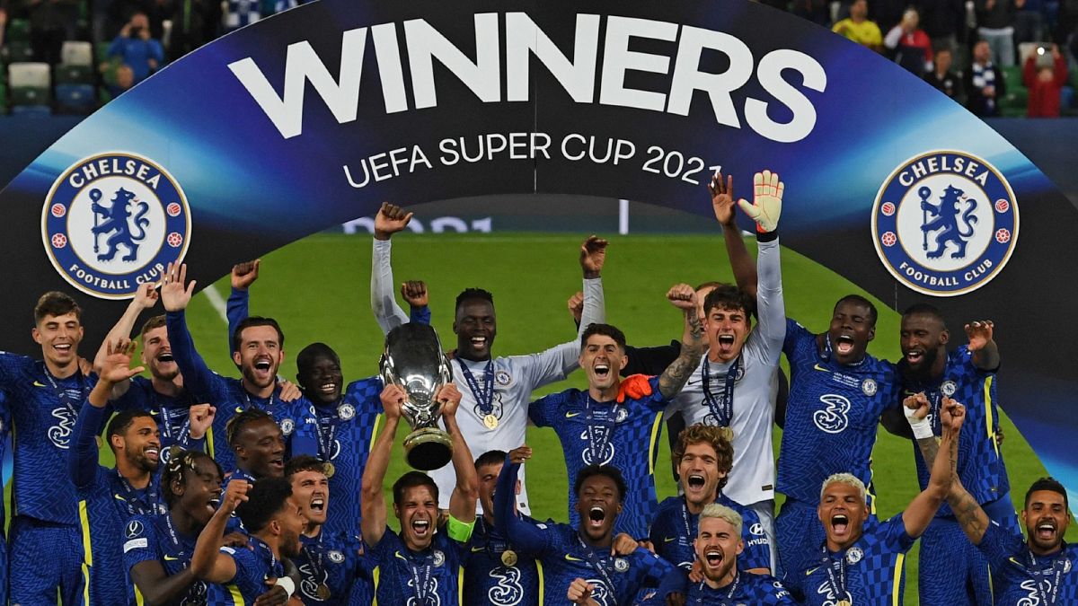 Les joueurs de Chelsea célébrant leur victoire après avoir remporté la Supercoupe d'Europe, à Belfast le 11 août 2021
