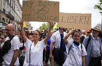 Enfermeras sostienen pancartas mientras marchan durante una protesta contra el pase sanitario en París, el sábado 17 de julio de 2021. 