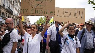 Enfermeras sostienen pancartas mientras marchan durante una protesta contra el pase sanitario en París, el sábado 17 de julio de 2021. 