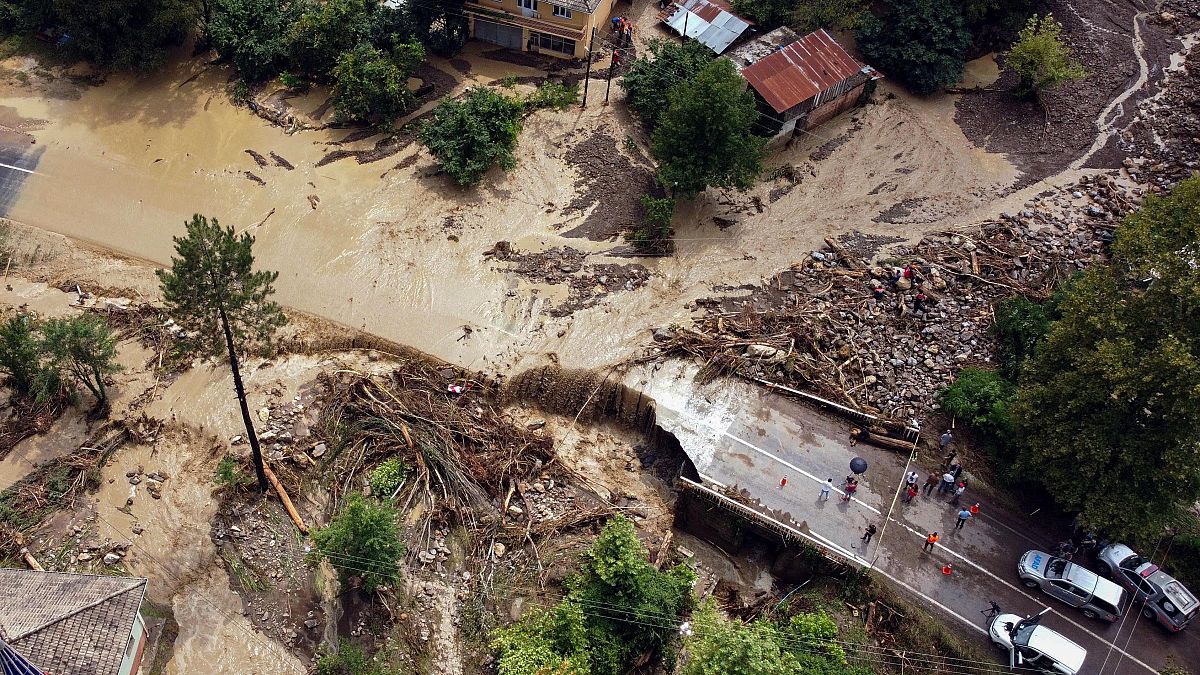 دمار بسبب التغير المناخي في منطقة غمرتها الفيضانات بعد هطول أمطار غزيرة بالقرب من كاستامونو ، في 11 أغسطس 2021.