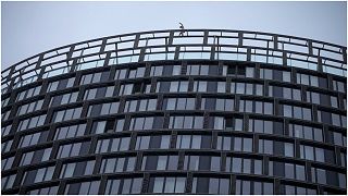 كينغ تومبسون، 21 عاماً يتسلق برج أونكس المكون من 23 طابقًا في ستراتفورد، بشرق العاصمة البريطانية، لندن