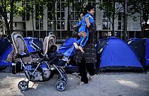 Archive : Une réfugiée afghane et son enfant, à Paris (France), le 27/05/2020