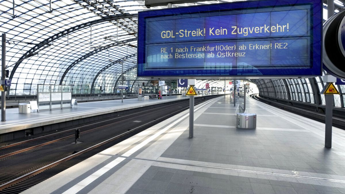 Leerer Bahnsteig in Berlin, 12.08.2021
