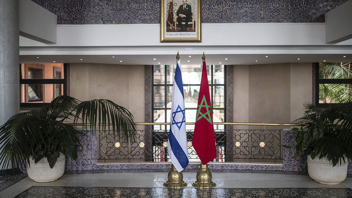 علم المملكة المغربية وعلم إسرائيل في مقر وزارة الخارجية بالعاصمة الرباط