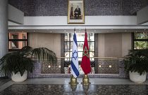 علم المملكة المغربية وعلم إسرائيل في مقر وزارة الخارجية بالعاصمة الرباط
