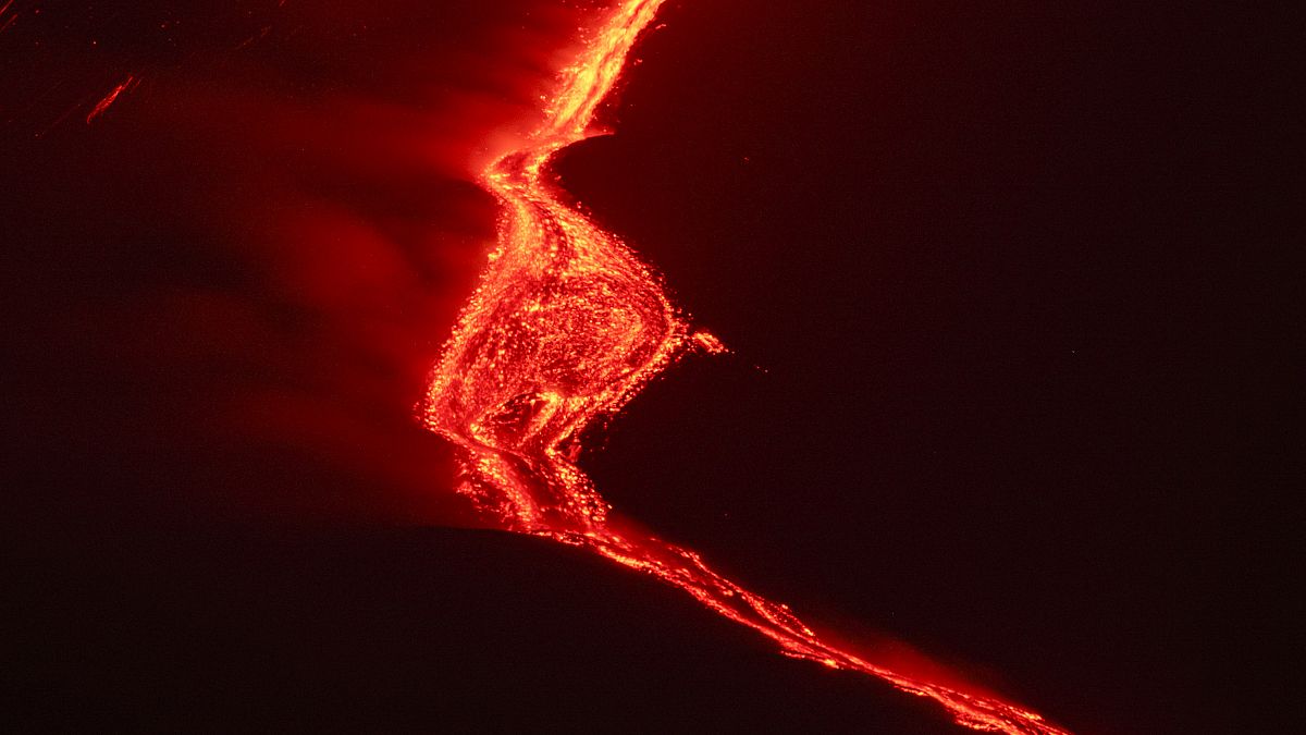 صورة لثوران بركان اتنا 