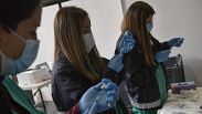 Los trabajadores de la salud preparan la vacuna durante una campaña de vacunación en el centro de vacunación Riojaforum, en Logroño, norte de España, el 26 de abril de 2021.
