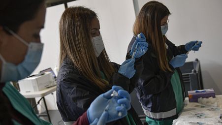 Los trabajadores de la salud preparan la vacuna durante una campaña de vacunación en el centro de vacunación Riojaforum, en Logroño, norte de España, el 26 de abril de 2021.