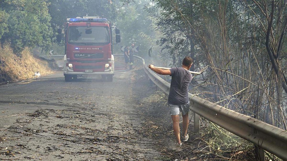 11 agosto 2021: un volontario aiuta a controllare gli incendi in Calabria, nel Cosentino, poiché molti incendi continuano a colpire il meridione
