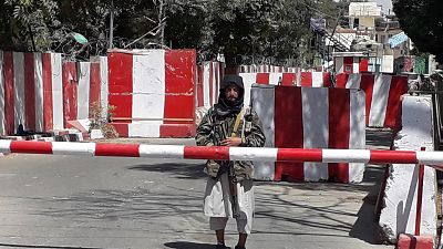 شاهد: مقاتلو طالبان يحتفلون بالسيطرة على عاشر عاصمة إقليمية في أفغانستان