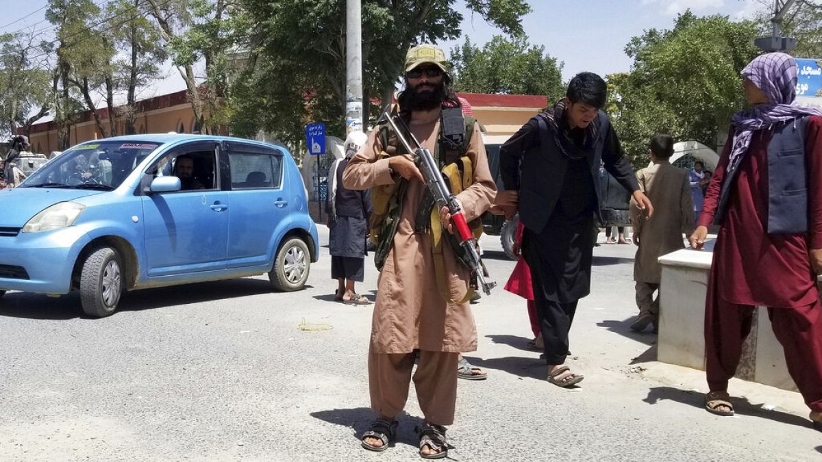 طالبان تسيطر على لشكركاه عاصمة ولاية هلمند الأفغانية وبولي علم 