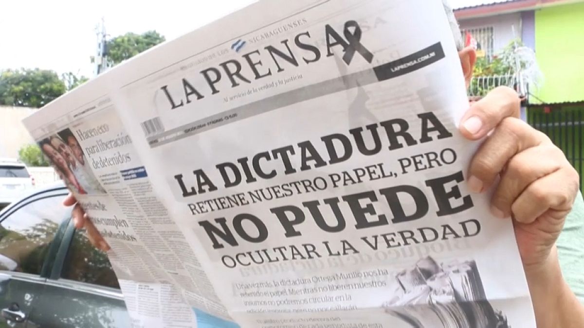 Un hombre lee el último ejemplar en papel del diario nicaragüense 'La Prensa'