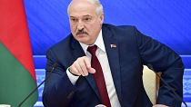 l presidente bielorusso Alexander Lukashenko fa un gesto mentre parla durante una conferenza stampa annuale a Minsk, in Bielorussia, lunedì 9 agosto 2021.