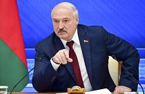 l presidente bielorusso Alexander Lukashenko fa un gesto mentre parla durante una conferenza stampa annuale a Minsk, in Bielorussia, lunedì 9 agosto 2021.