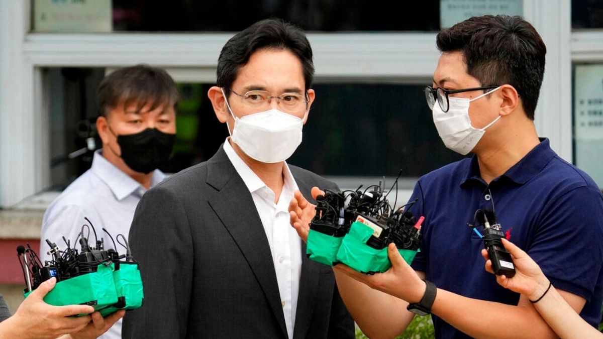 Samsung Electronics Vice Chairman Lee Jae-yong walks outside of a detention center