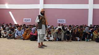 Un talibán vigila a miembros de las extintas Fuerzas Armadas afganas, que se han rendido