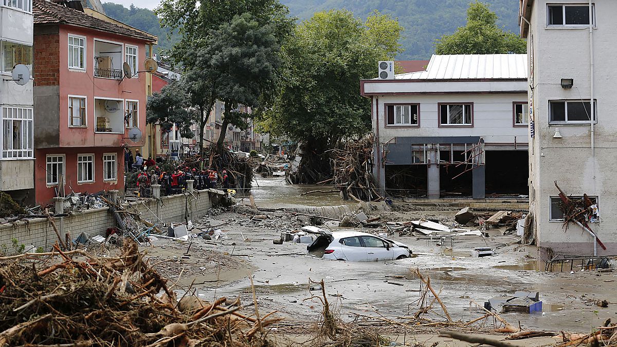 الفيضانات في كاستامونو التركية بعد أن اجتاحت السيول الخاطفة العديد من مناطق البحر الأسود.