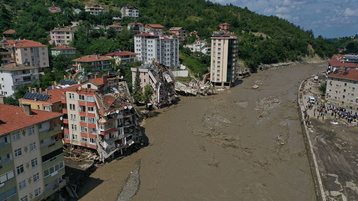 Kastamonu'nun Bozkurt ilçesinde sel nedeniyle yıkılan apartmanda arama kurtarma çalışmaları devam ediyor