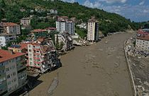 Kastamonu'nun Bozkurt ilçesinde sel nedeniyle yıkılan apartmanda arama kurtarma çalışmaları devam ediyor