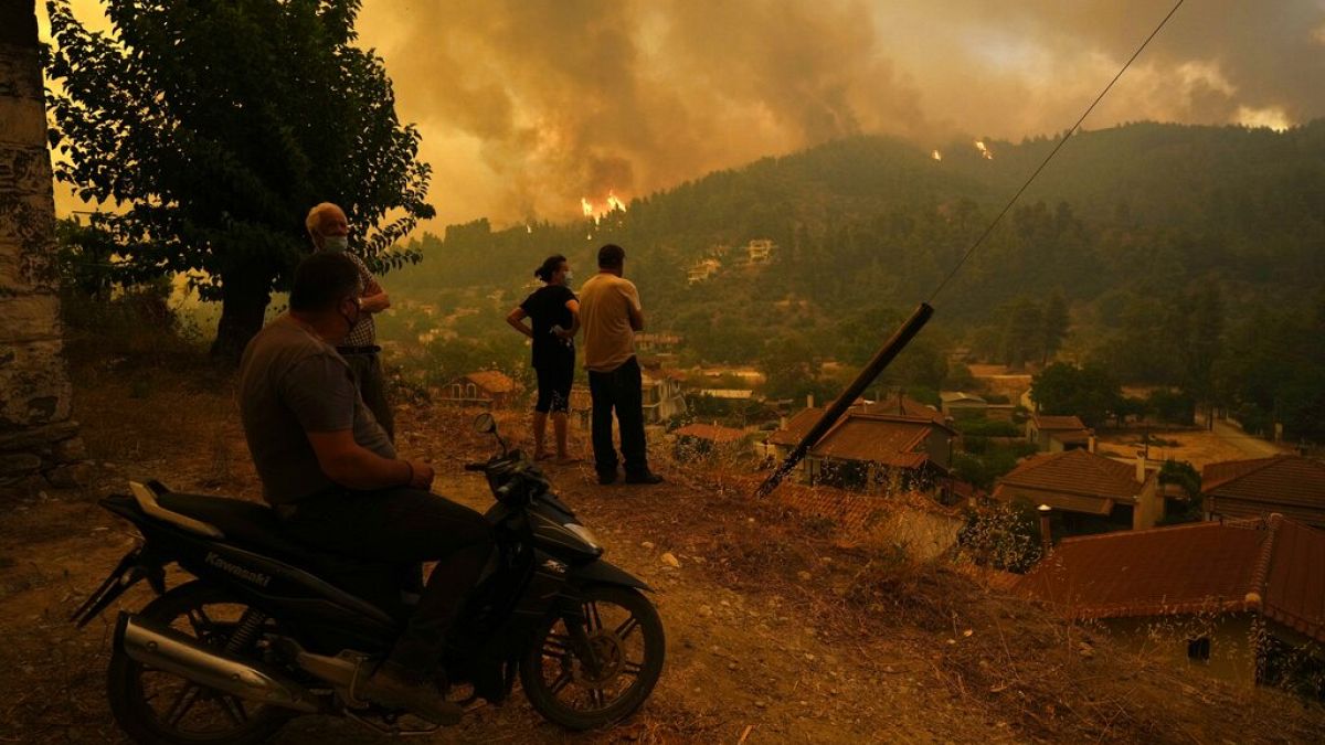Helyiek nézik a tüzet Évia szigetén Athéntól mintegy 185 kilométerre 