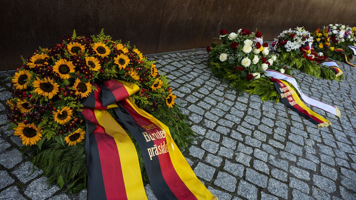 Цветы у мемориала в память о жертвах разделения Германии