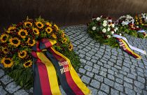 Цветы у мемориала в память о жертвах разделения Германии