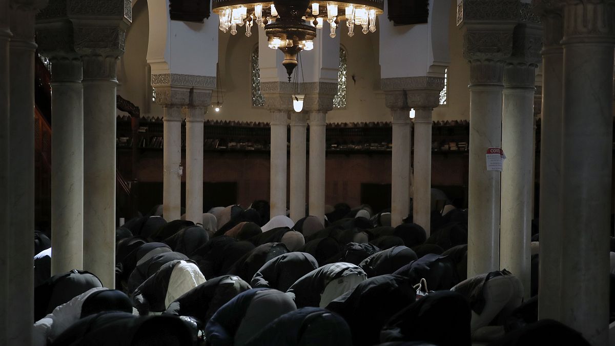 گروهی از مسلمانان در حال خواندن نماز پیش از افطار در ماه رمضان