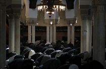 گروهی از مسلمانان در حال خواندن نماز پیش از افطار در ماه رمضان