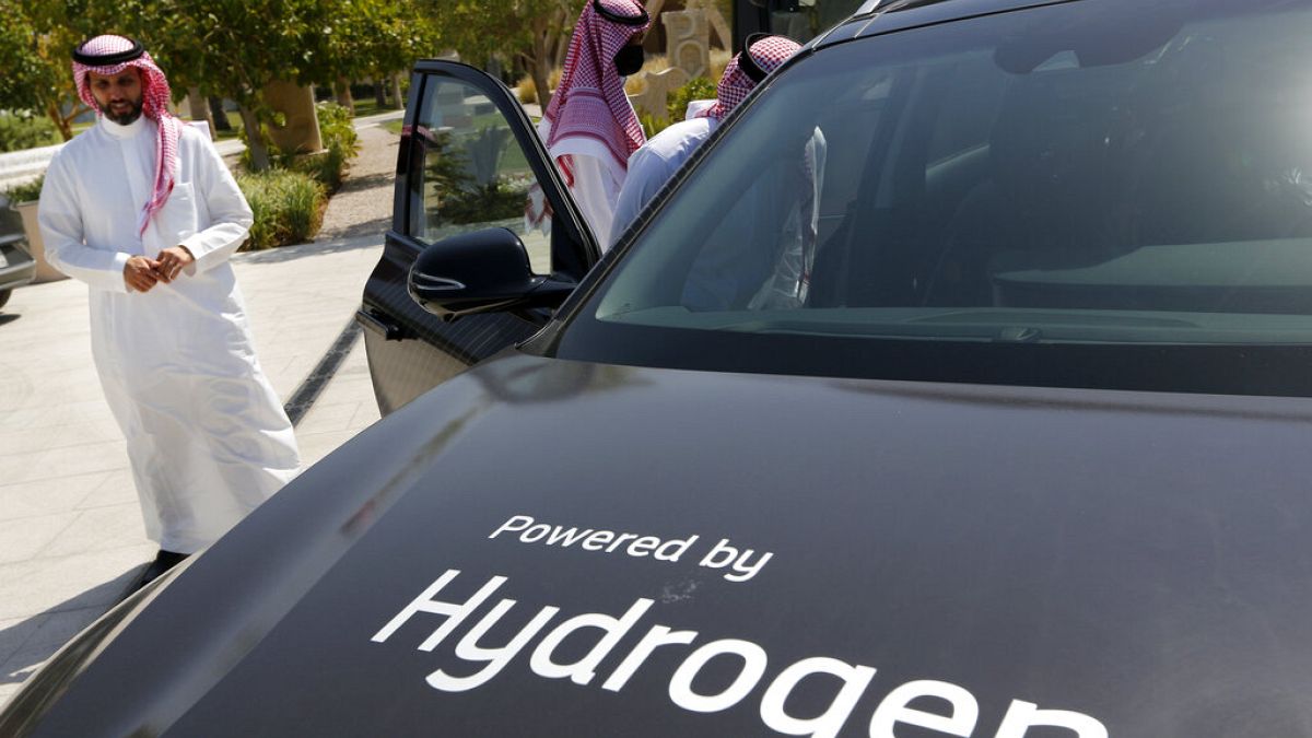  سعوديون يشاهدون سيارة تعمل بالهيدروجين خلال تجربة قيادة نظمتها أرامكو، 27 حزيران /  يونيو 2021